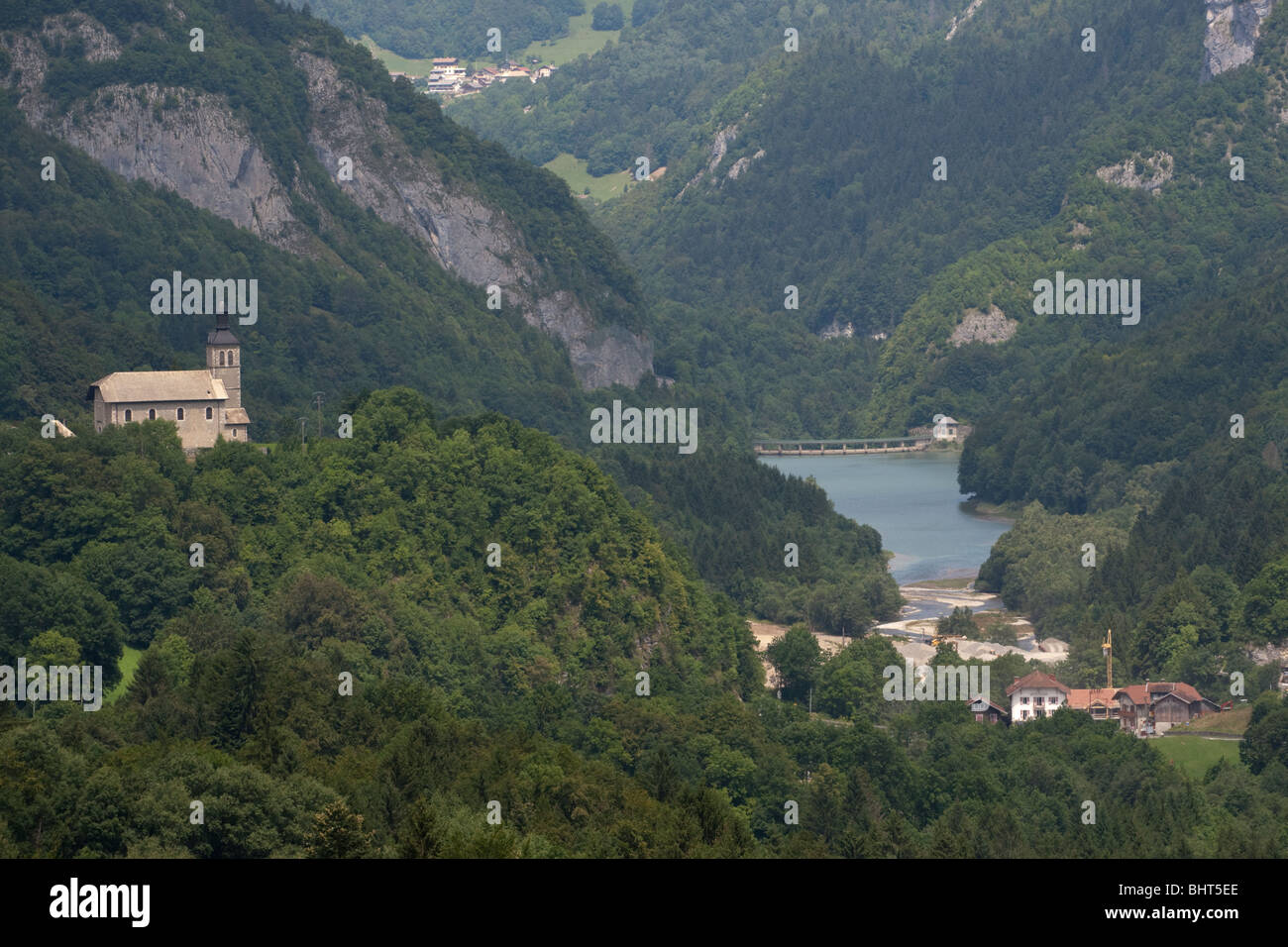 Auf der Suche nach unten das Tal in Richtung Wasserkraftwerk Reservoir an Le Jotty in Dre Haute Savoie Region Frankreichs Stockfoto