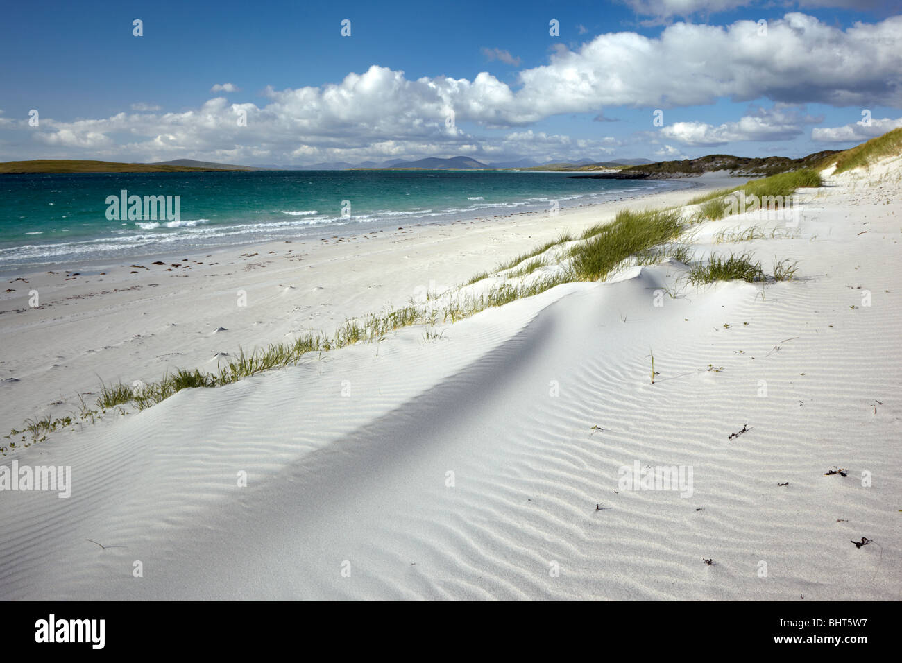 Wind geblasen Sandformen umfangreiche Dünen entlang der Küste von North Uist, Schottland Stockfoto