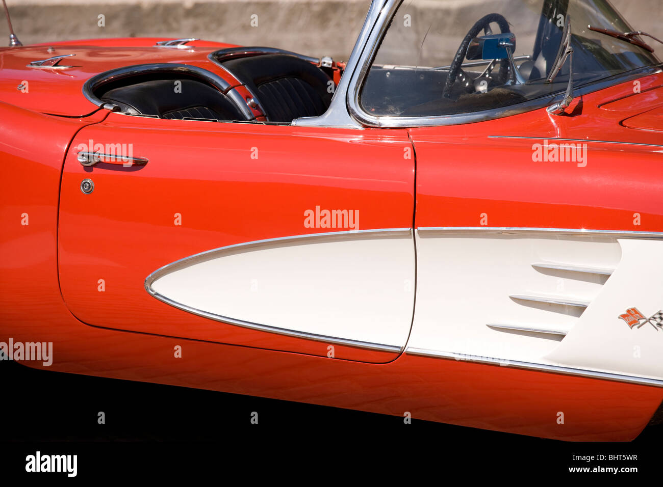 Roten Oldtimer Chevrolet Corvette Cabrio. C1 Körper von 1958, 59 oder 1960. Roman rot mit weißen Buchten. Stockfoto