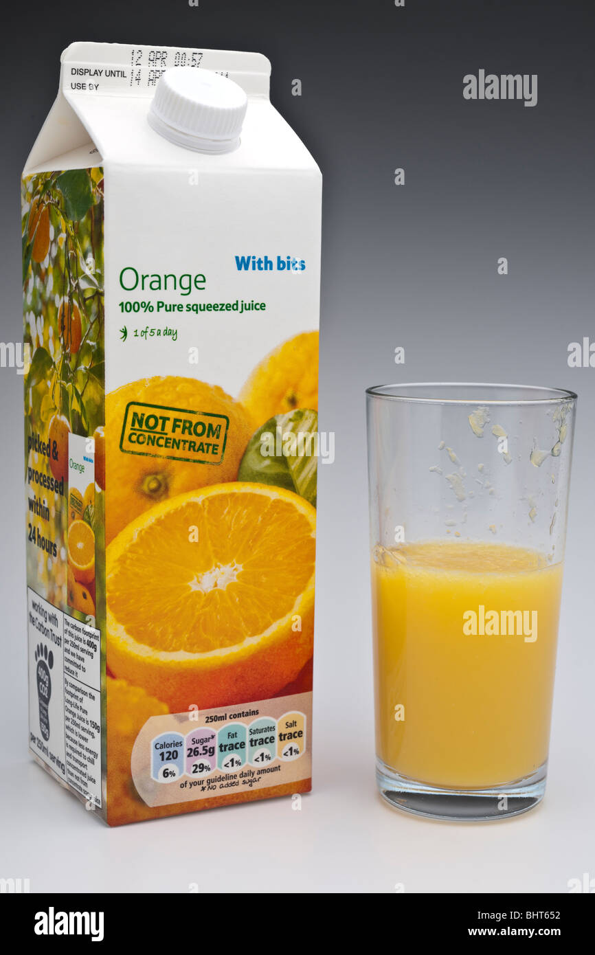 Ein Liter Karton reinen gepressten Orangensaft mit Bits und eine Hälfte gefüllt Glas Stockfoto