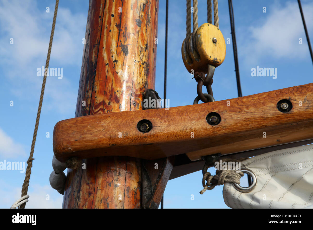 Detail der Mast und Baum auf einem alten Boot Holz Stockfoto