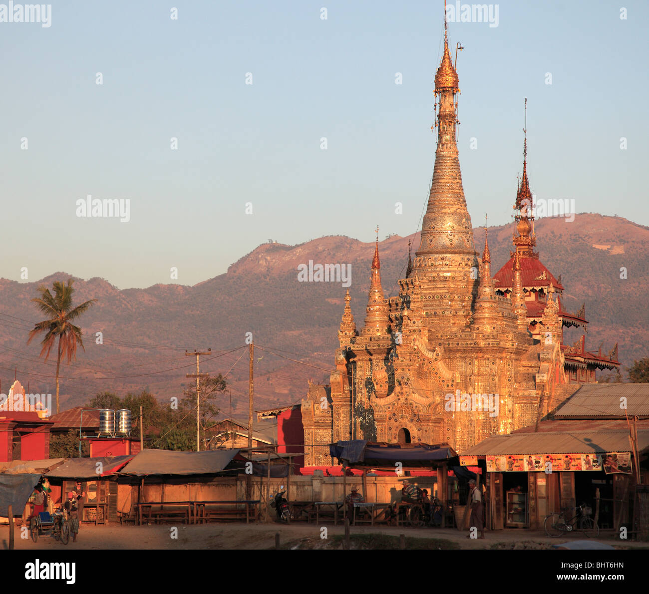 Myanmar, Burma, Nyaungshwe, kleine Pagode, Straßenszene, Shan-Staat, Stockfoto