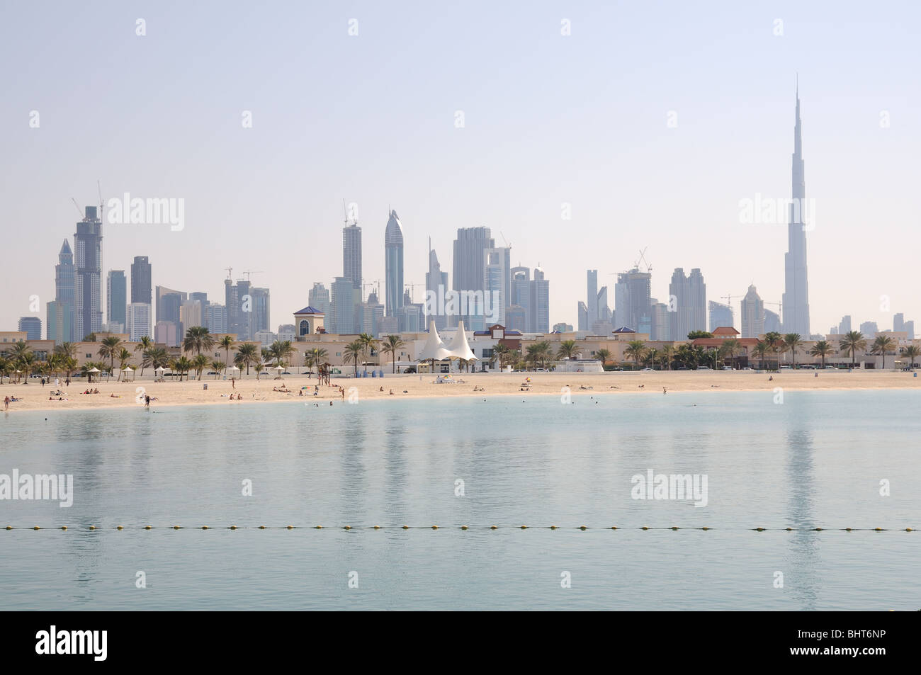 Skyline von Dubai, Jumeirah Beach Park im Vordergrund. Vereinigte Arabische Emirate Stockfoto