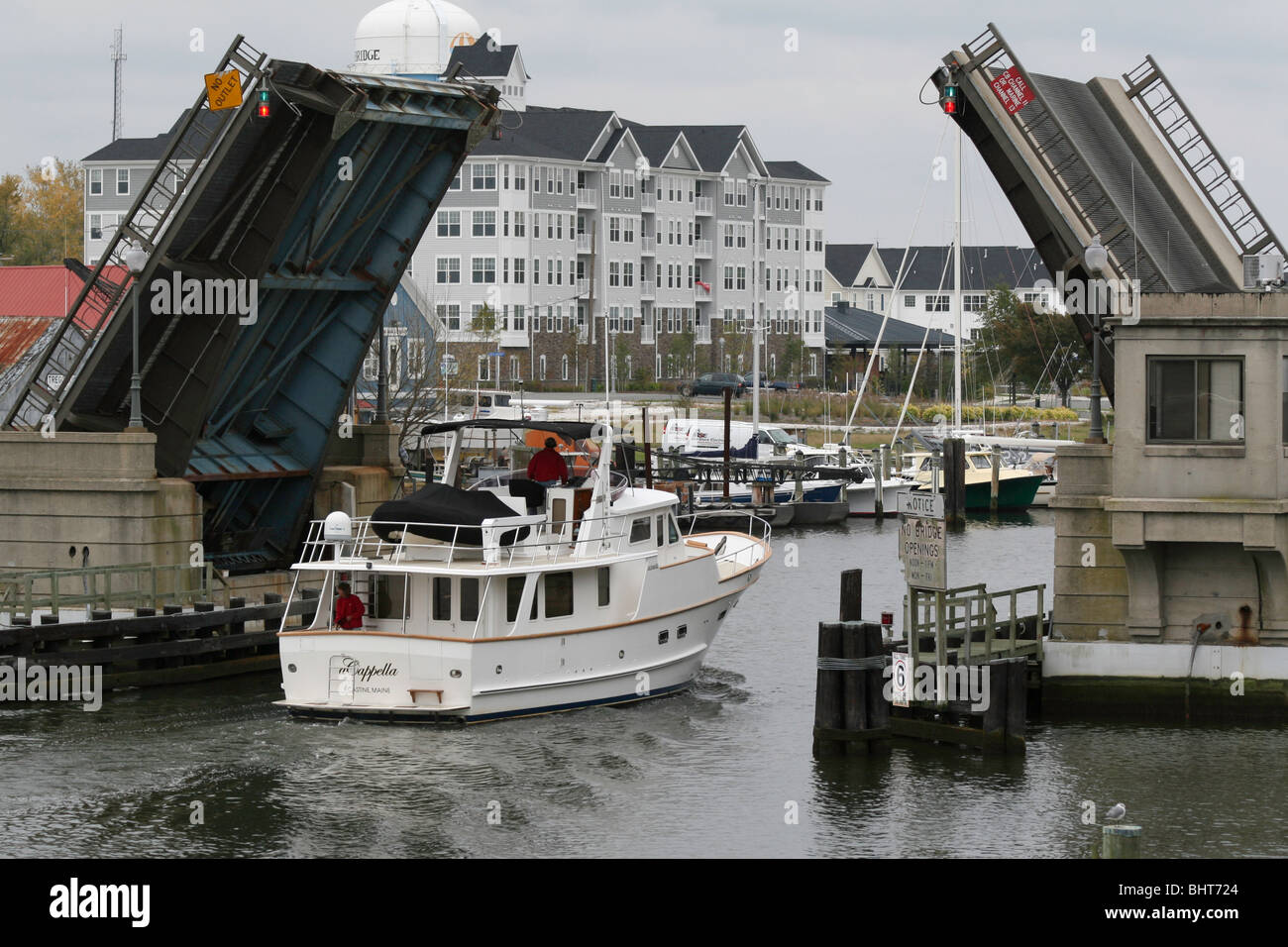 Offene Brücke für Motoryacht ACAPPELLA Stockfoto