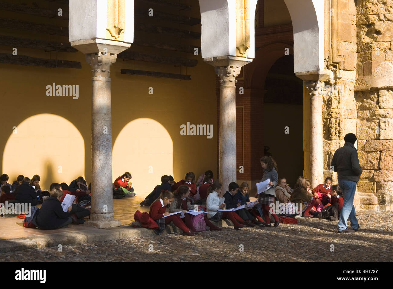 Spanische Schüler im Innenhof der großen Moschee, Cordoba, Spanien seine Geschichte zu studieren. Stockfoto
