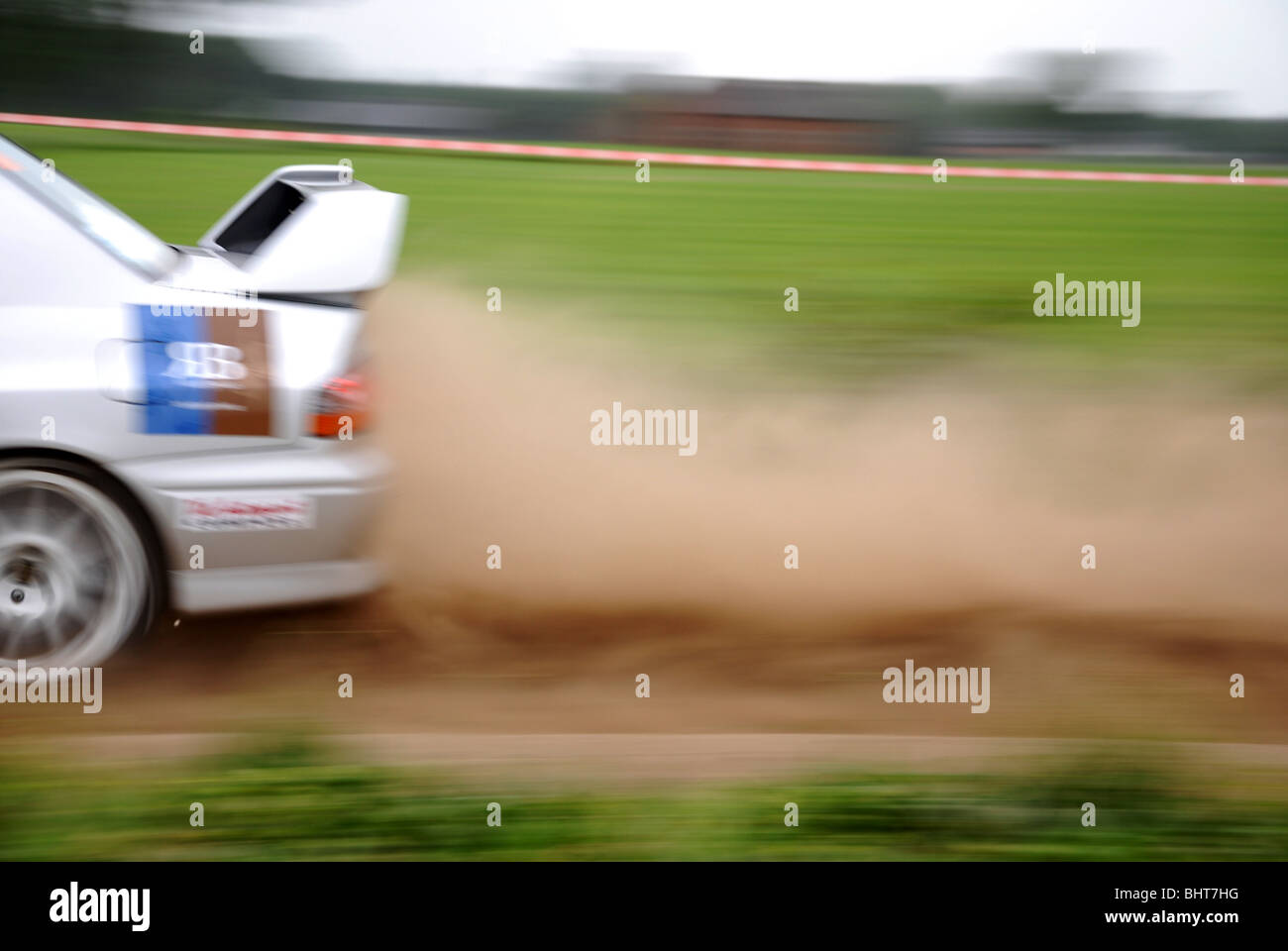 verschwommene Rallye-Auto auf Wertungsprüfung Stockfoto