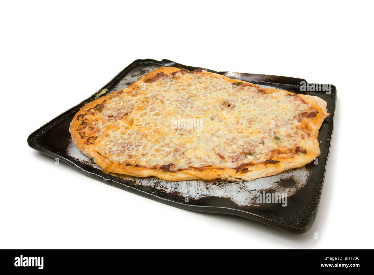 Dünne n knusprige hausgemachte Salami Pizza auf Backblech vor weißem Hintergrund. Stockfoto