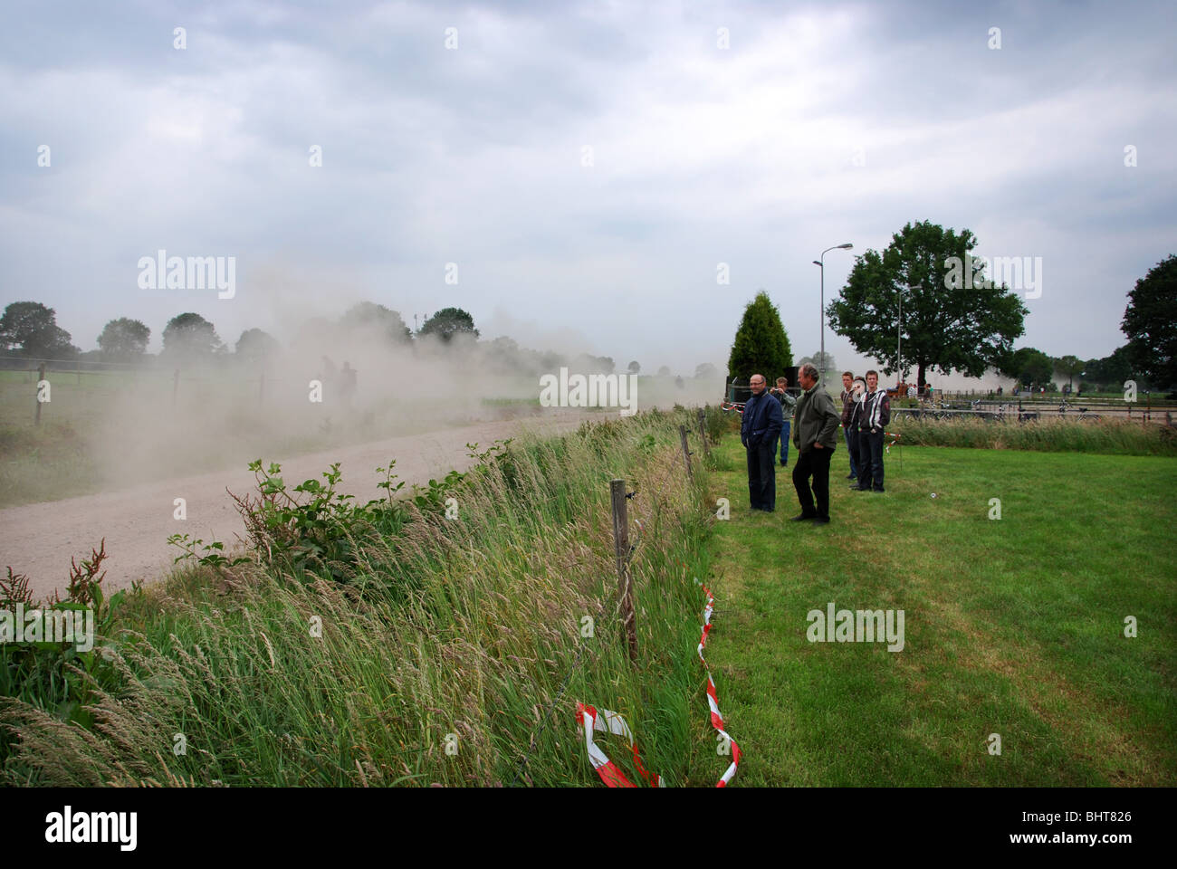 Zuschauern entlang Wertungsprüfung bei Road rally Stockfoto