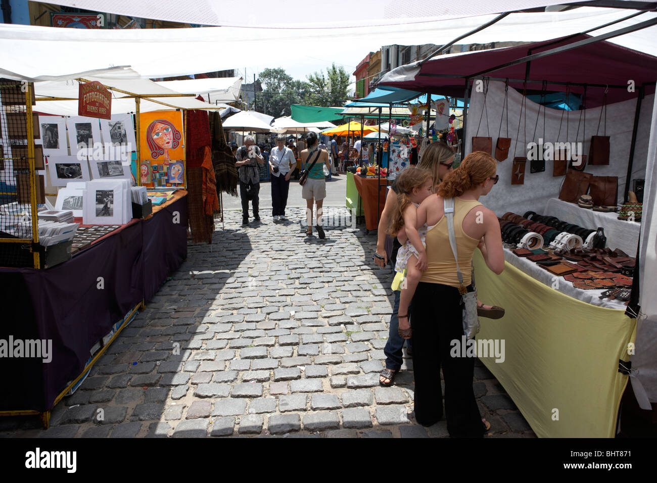 Touristen gehen durch Kunsthandwerksmarkt in Caminito Straße la Boca Hauptstadt Buenos Aires Bundesrepublik Argentinien in Südamerika Stockfoto