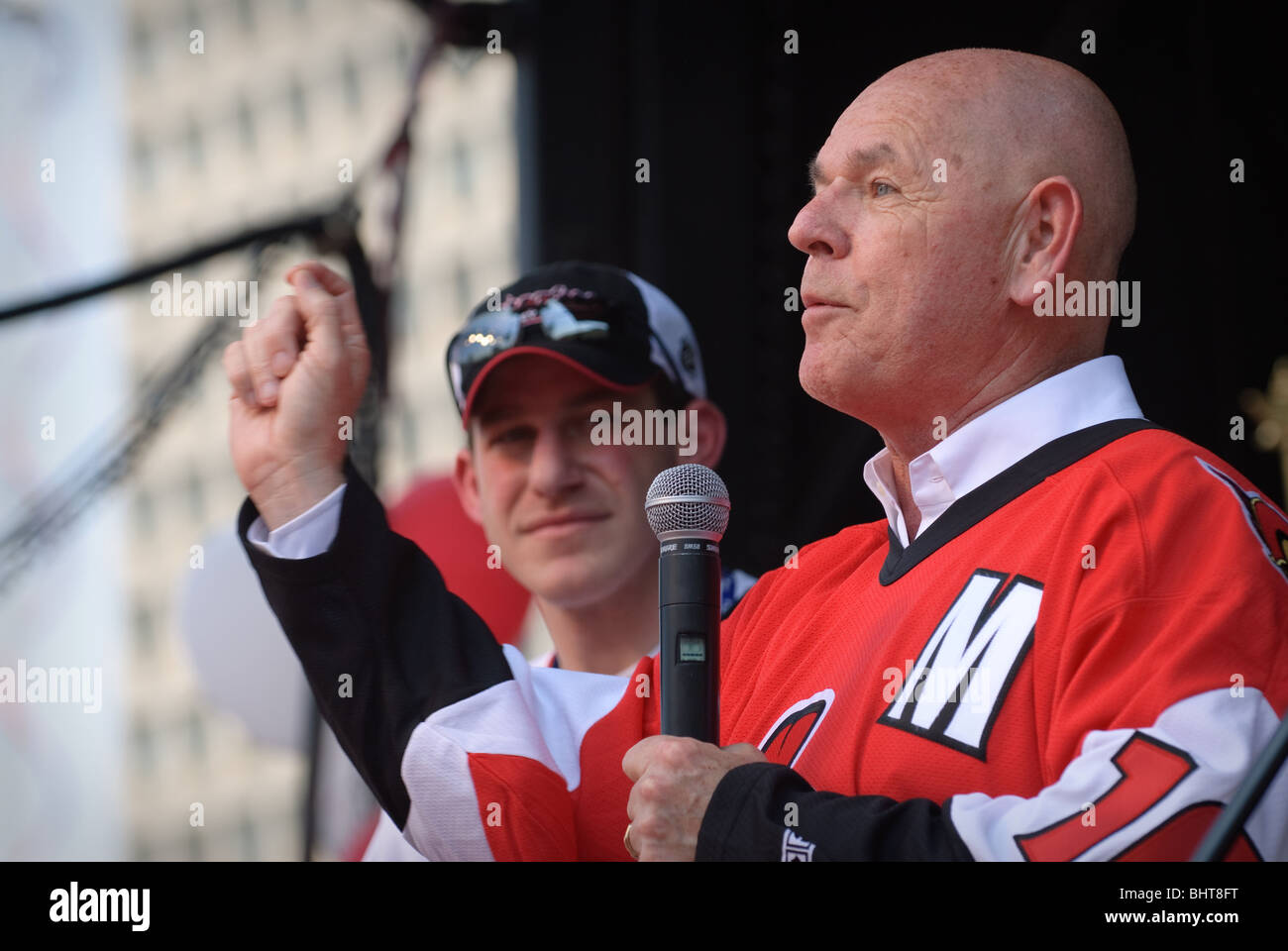Ottawa Bürgermeister Larry O'Brien spricht mit den Medien nach der Verkündigung offiziell bei Sens Pep Rally 24 Mai "Tag der Ente-freie Zone". Stockfoto