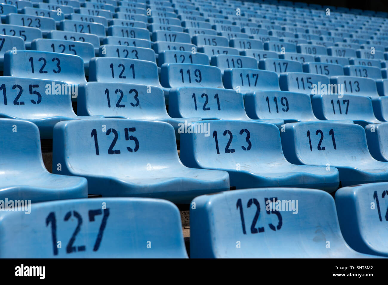 leere blaue Kunststoff Sitzreihen in Alberto J Armando la Bombonera Stadion, Heimat des Fußballvereins Atlético Boca juniors Stockfoto