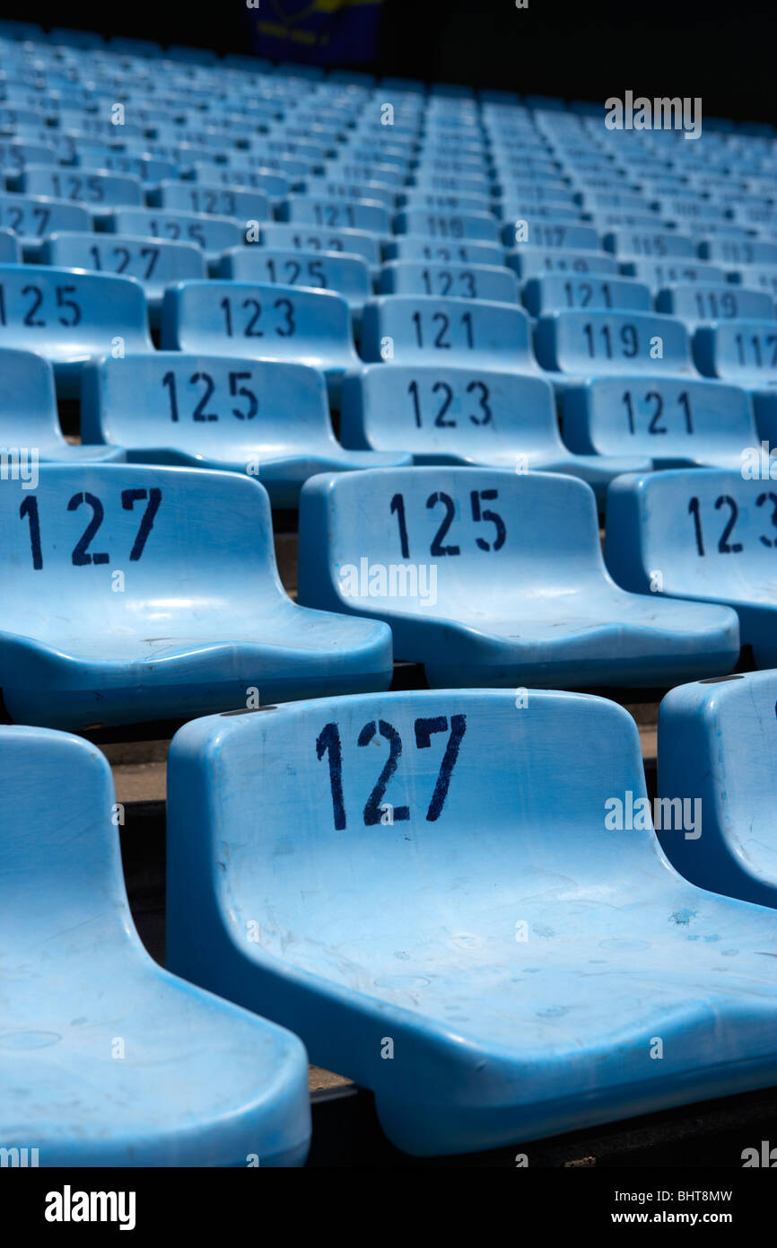 leere blaue Kunststoff Sitzreihen in Alberto J Armando la Bombonera Stadion, Heimat des Fußballvereins Atlético Boca juniors Stockfoto