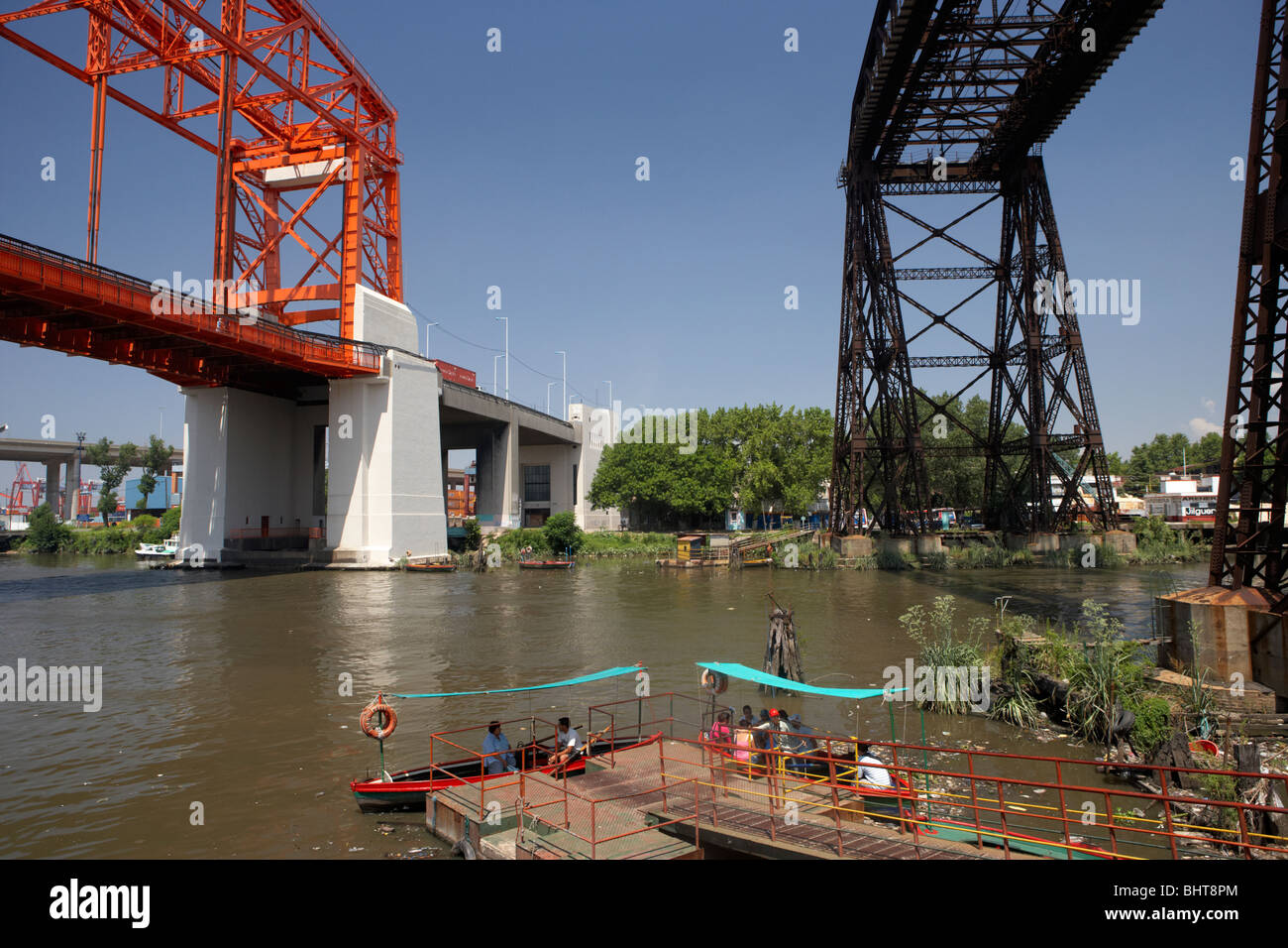 kleine Boote, die als Fähre für die lokale Bevölkerung über den Fluss Riachuelo unter bald zu renovierten alten Puente transbordador Stockfoto