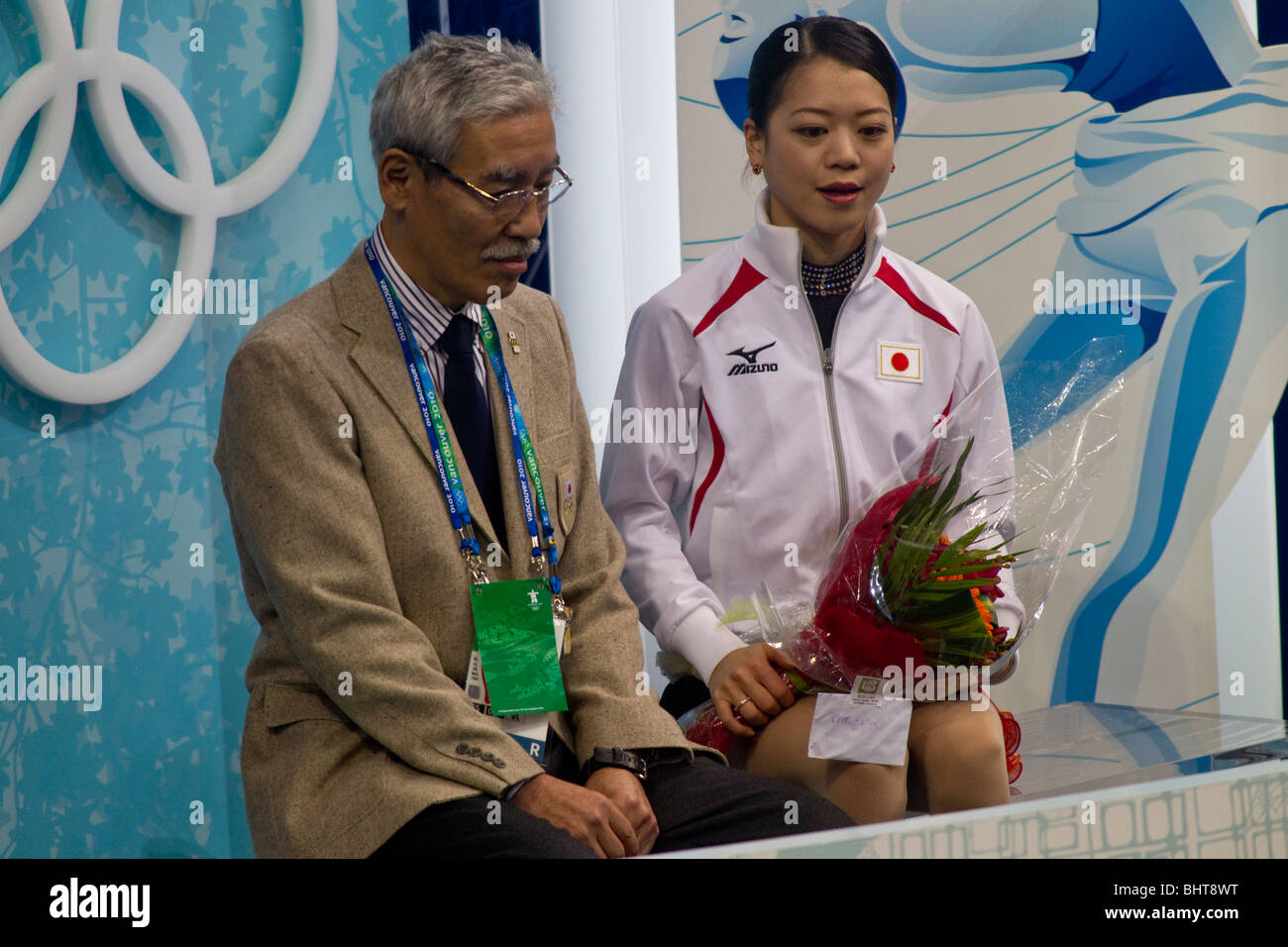 Akiko Suzuki (JPN) mit ihrem Trainer Hiroshi Nagakuboin den Kuss und Schrei nach dem Wettkampf im Eiskunstlauf Damen Kurzprogramm Stockfoto