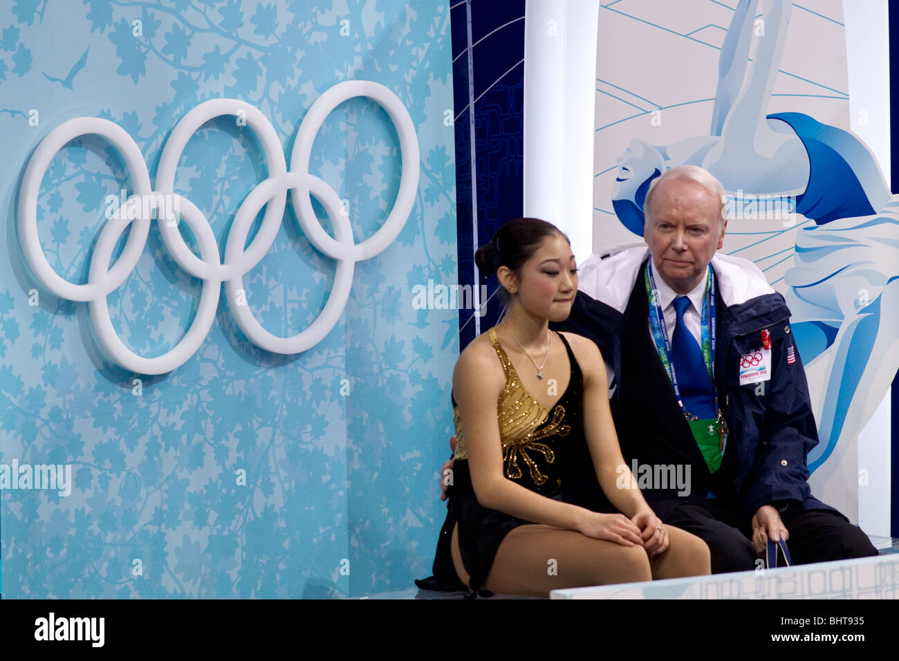 Mirai Nagasu (USA) mit ihrem Trainer Frank Carroll in der Kuss und Schrei nach dem Wettkampf im Eiskunstlauf Damen Kurzprogramm Stockfoto