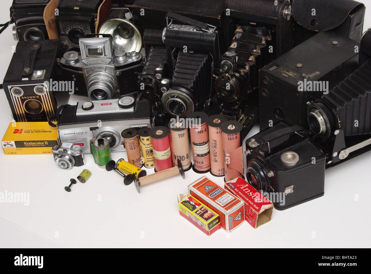 Vintage Film viele verschiedene Formate und Macht (Kodak, Agfa und andere) zusammen mit Kameras ist es in (Brownie, Agfa, Falten und Box-Typ) gefunden wurde. Stockfoto