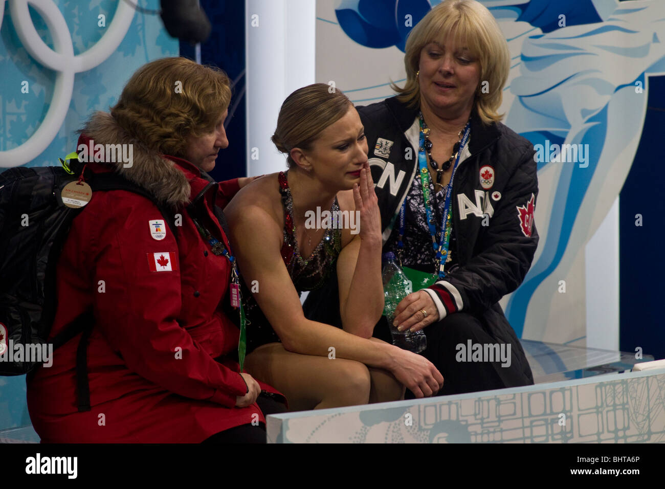 Joannie Rochette (CAN) mit ihrem Trainer Manon Perron in der Kuss und Schrei nach dem Wettkampf im Eiskunstlauf Damen kurze Progra Stockfoto