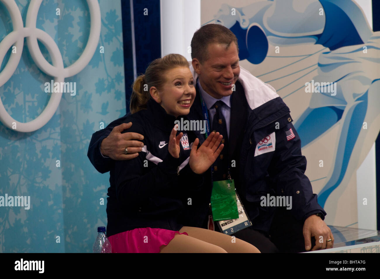 Rachael Flatt (USA) mit ihrem Trainer Tom Zakrajsek im Kuss und Schrei nach dem Wettkampf im Eiskunstlauf Damen Kurzprogramm Stockfoto