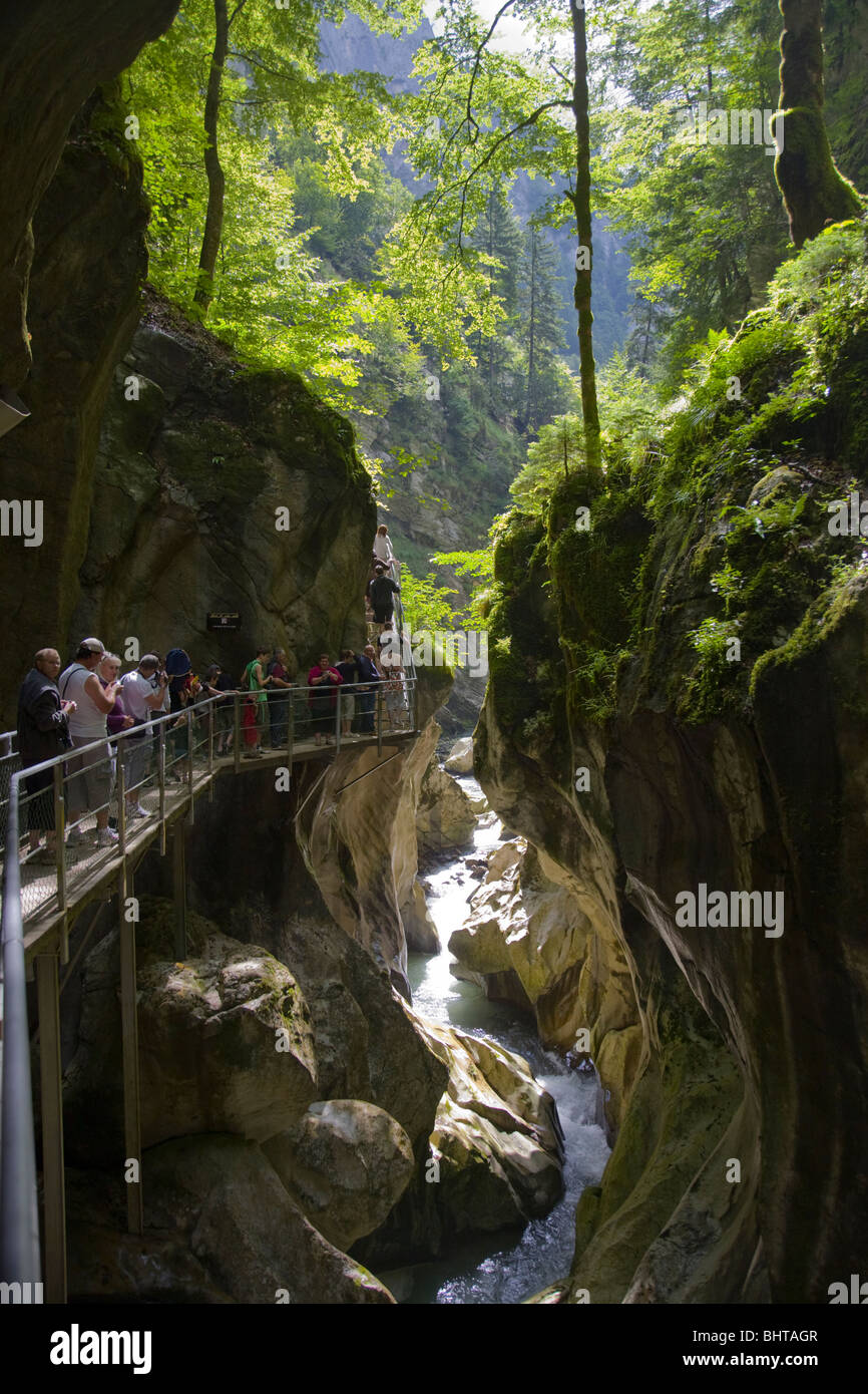 Touristen auf dem Gehweg an der Teufelsschlucht Brücke in der Nähe von Le Jotty in der Haute Savoie Region Frankreichs Stockfoto