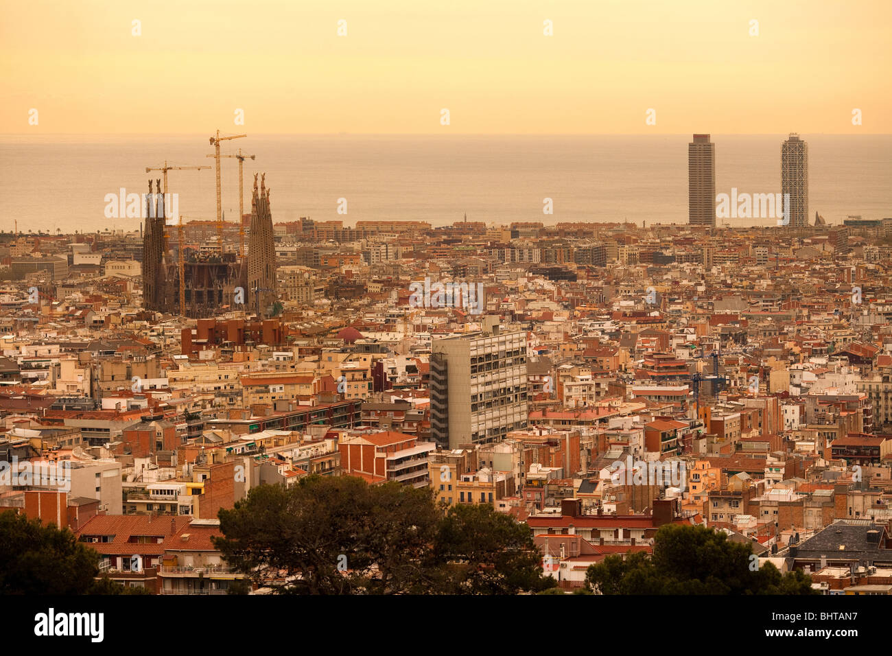 Panoramablick über Barcelona mit Kirche La Sagrada Familia von Antoni Gaudi, Spanien, Europa Stockfoto