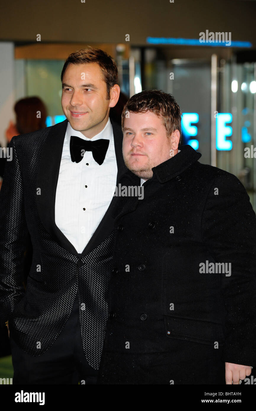 DAVID WALLIAMS & JAMES CORDEN ALICE im Wunderland FILM PREMIERE ODEON Kino am LEICESTER SQUARE LONDON ENGLAND 25. Februar 2010 Stockfoto