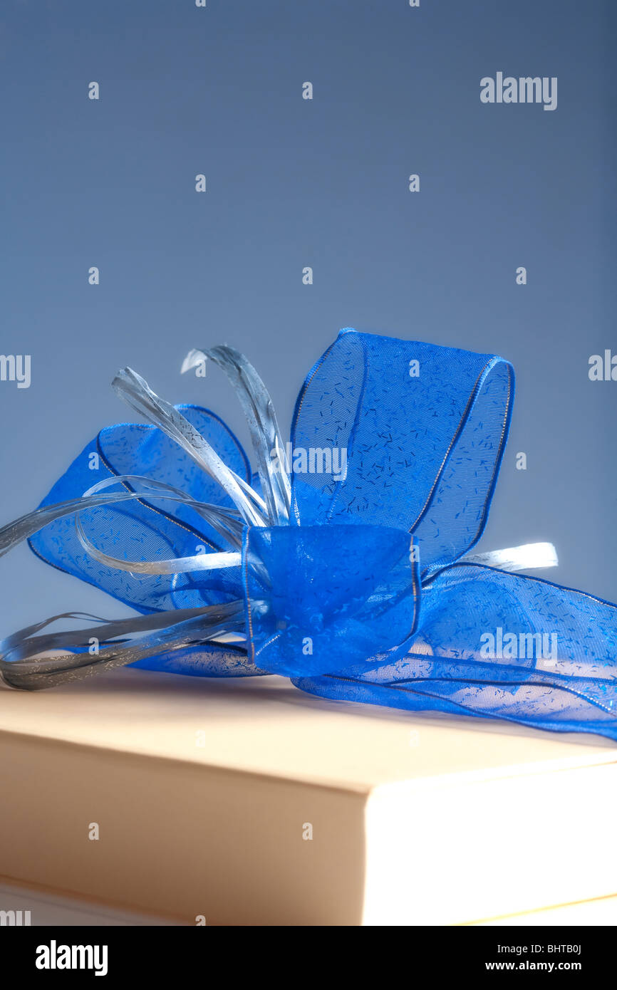 Gegenwart - Luxus-Geschenk-Box mit blauem Band auf grauem Hintergrund dekoriert Stockfoto