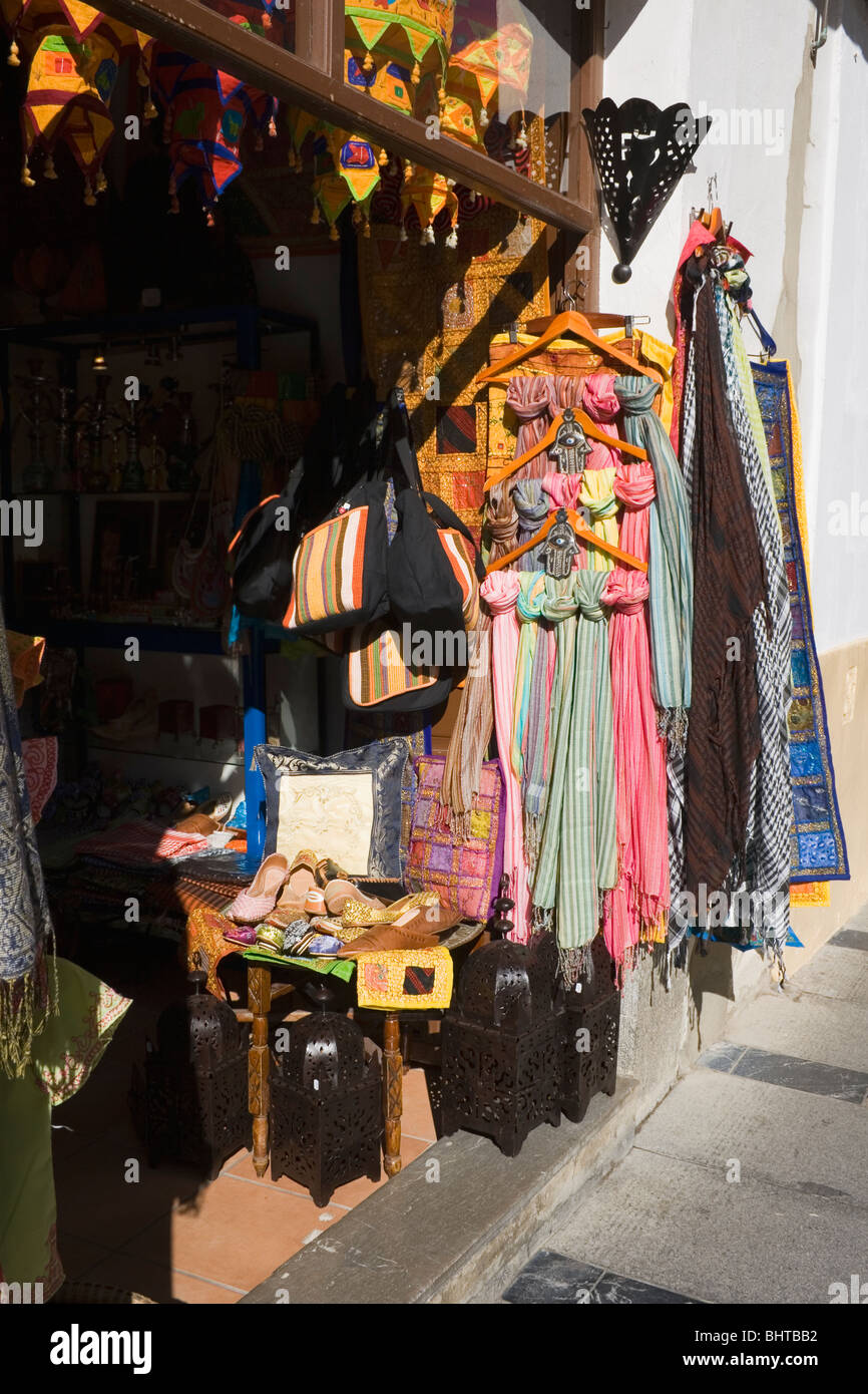 Marokkanische Ware zum Verkauf außerhalb Shop in Granada, Spanien. Stockfoto