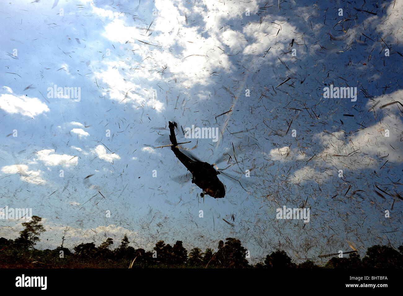 Ein US-Navy HH-60 Seahawk schürt Schutt während der Einnahme aus. Stockfoto