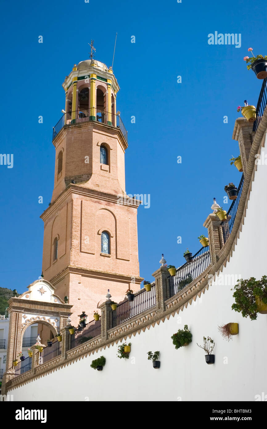 Competa, Region Axarquia, Malaga, Spanien. Turm der Kirche La Asunción. Stockfoto
