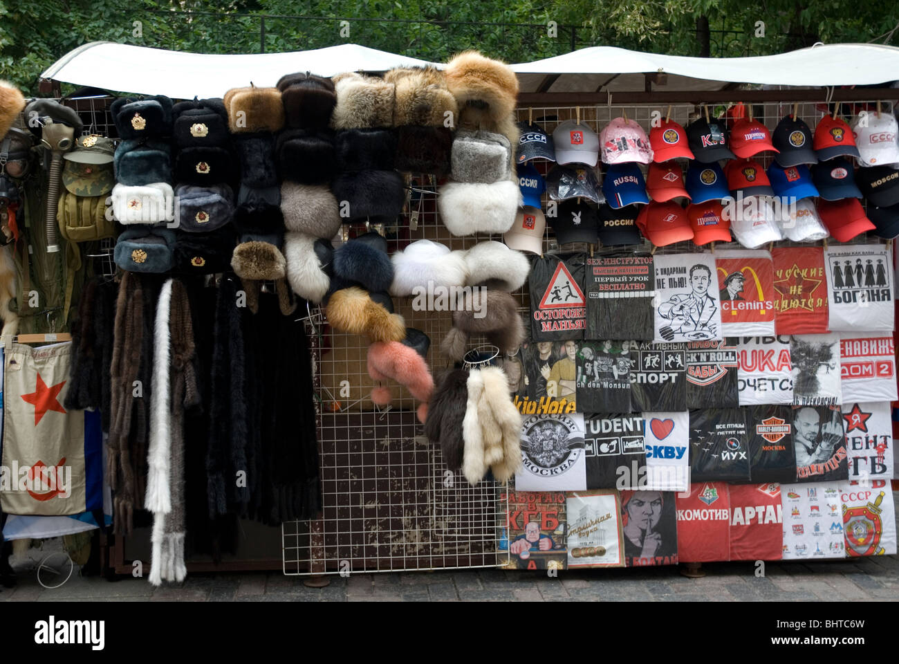 Traditionelle russische Pelzmützen und Souvenir T-shirts mit sowjetischen Motive auf einem Stand an der Ul. Arbat, Moskau, Russland Stockfoto