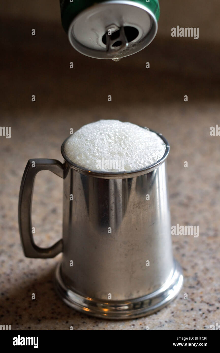 Gießen eine Tasse Bier aus der Dose Stockfoto