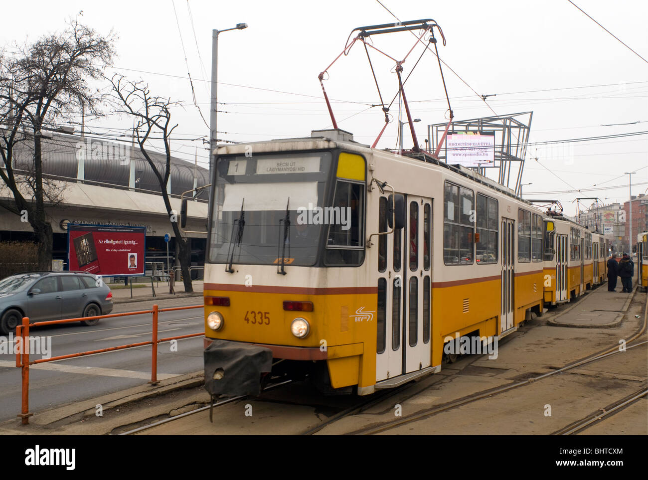 Straßenbahn vorbei das Stadion in Budapest, Ungarn Stockfoto