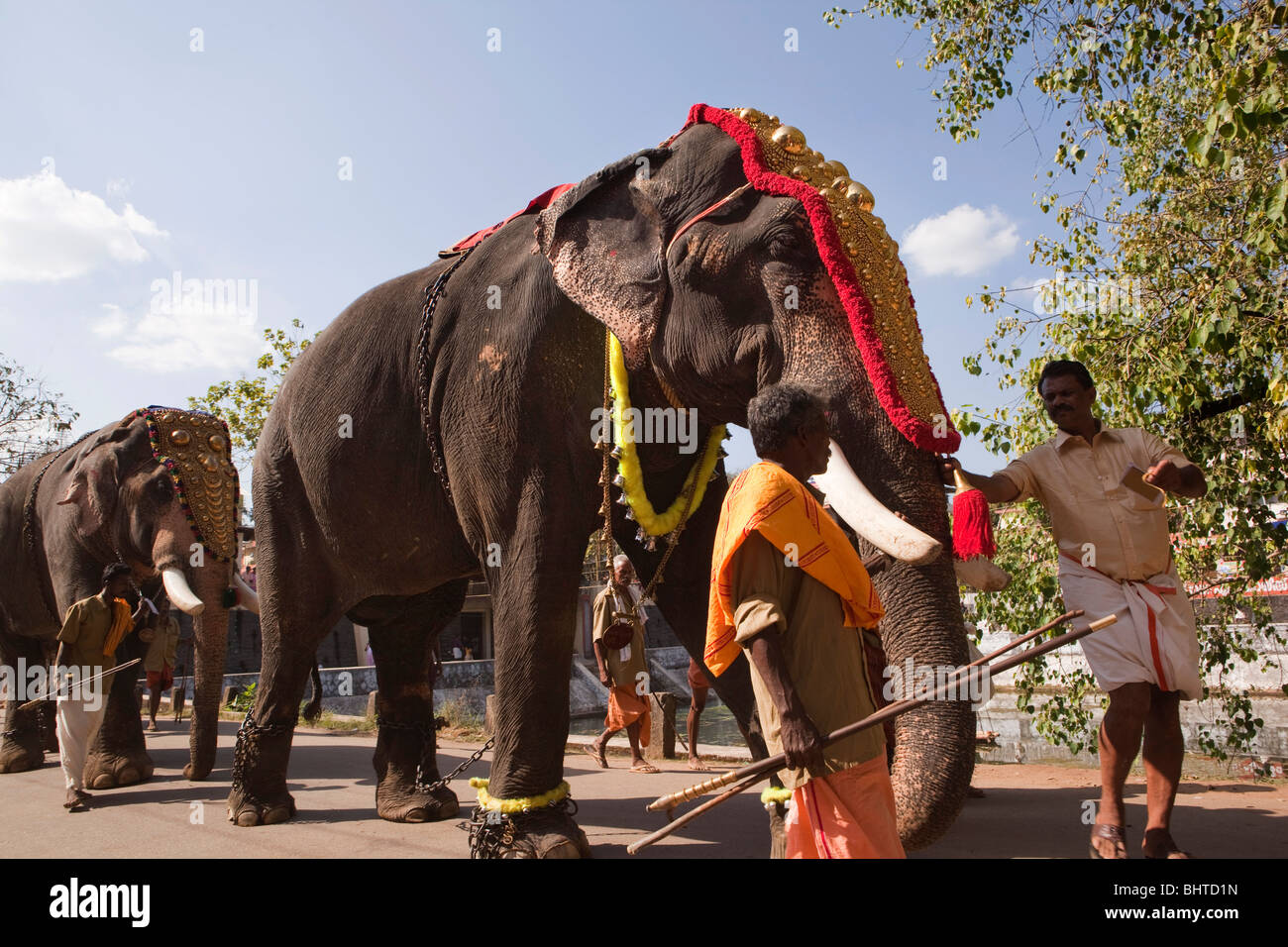 Indien, Kerala, Adoor, Sree Parthasarathy Tempel, Gajamela, caparisoned Elefanten in rituelle Prozession Stockfoto