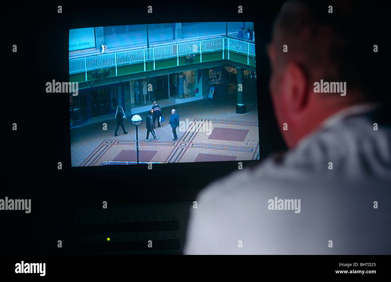 Aus dem abgedunkelten Raum von Coventry Rat CCTV Kontrolle Raum ein Rat Kamera Operator Spies auf unschuldige Passanten. Stockfoto