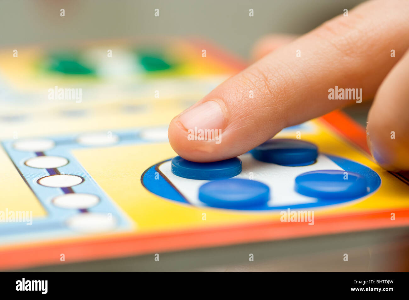 Lustiges Brettspiel gespielt mit farbigen Tasten Stockfoto