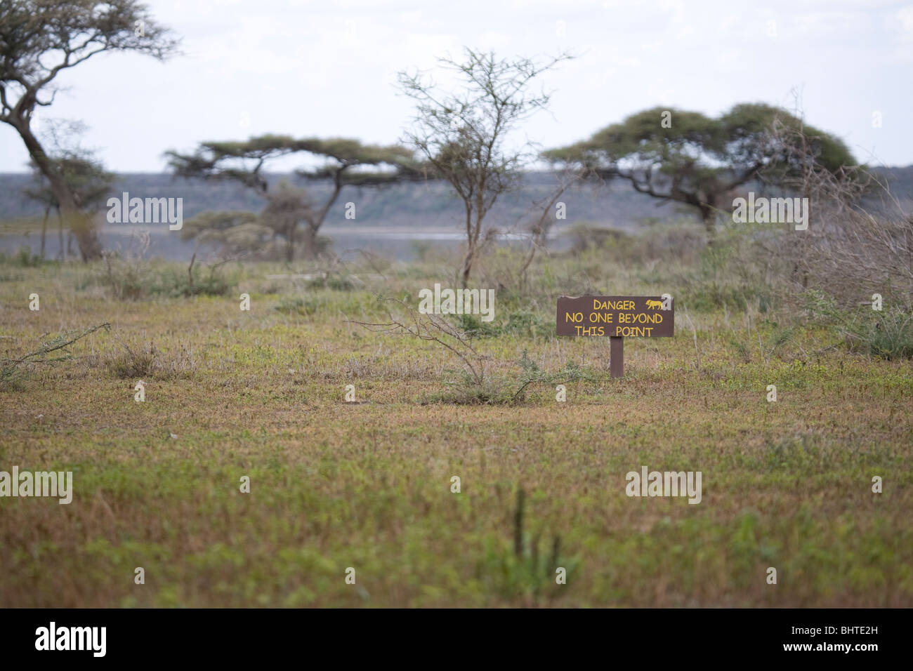 Warnzeichen, die Unterrichtung der Öffentlichkeit die Gefahr von Wildtieren über diesen Punkt in der Ndutu Lodge auf der Serengeti plains Stockfoto