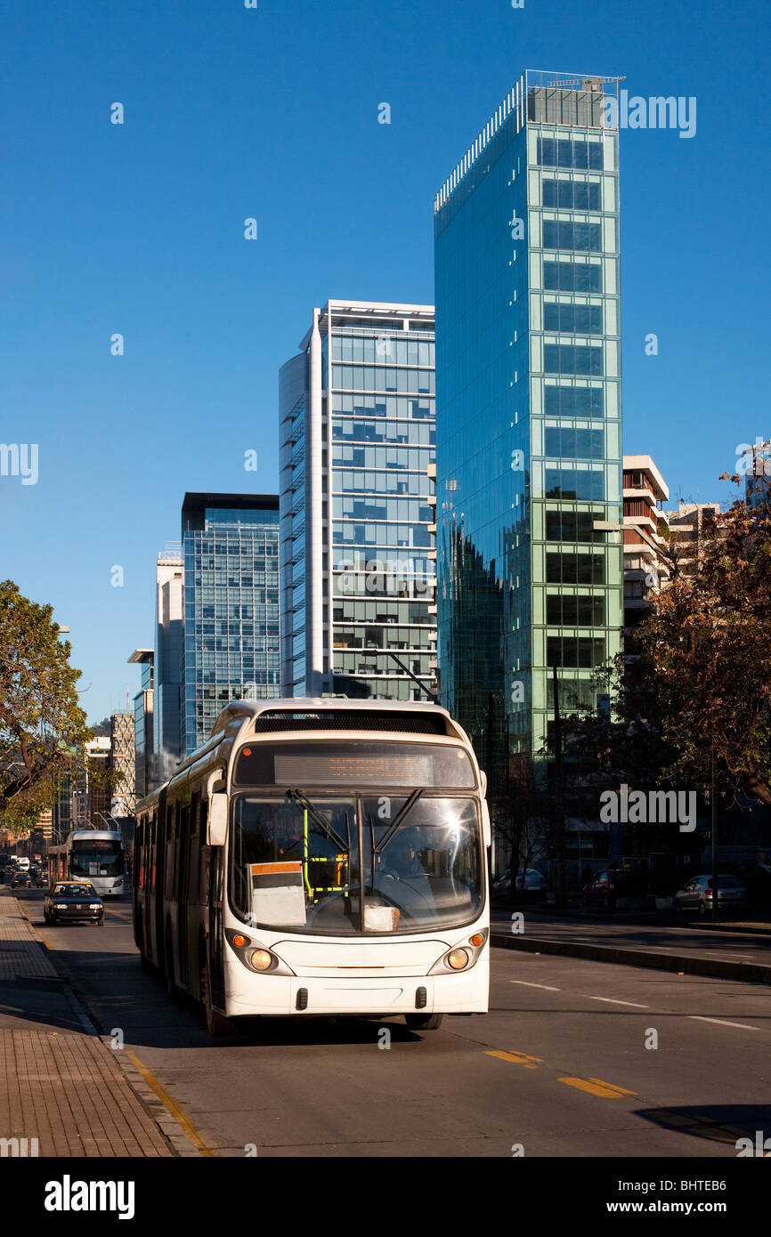Öffentliche Verkehrsmittel auf Apoquindo Avenue, Santiago, Chile, Südamerika Stockfoto