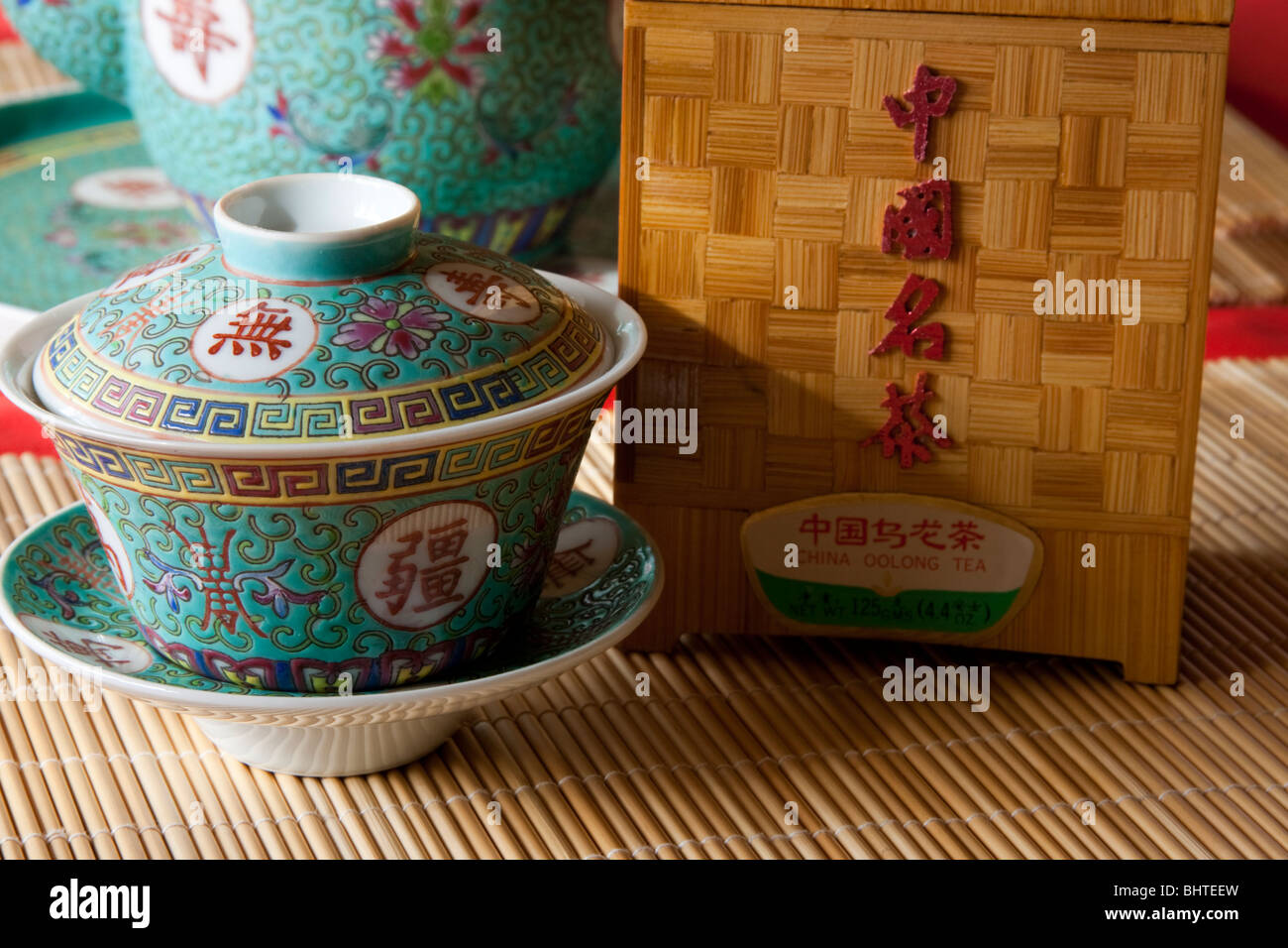 Chinesischer Grüntee in einem antiken China Tasse mit einem Tee-Caddy Oolong-Tee Stockfoto