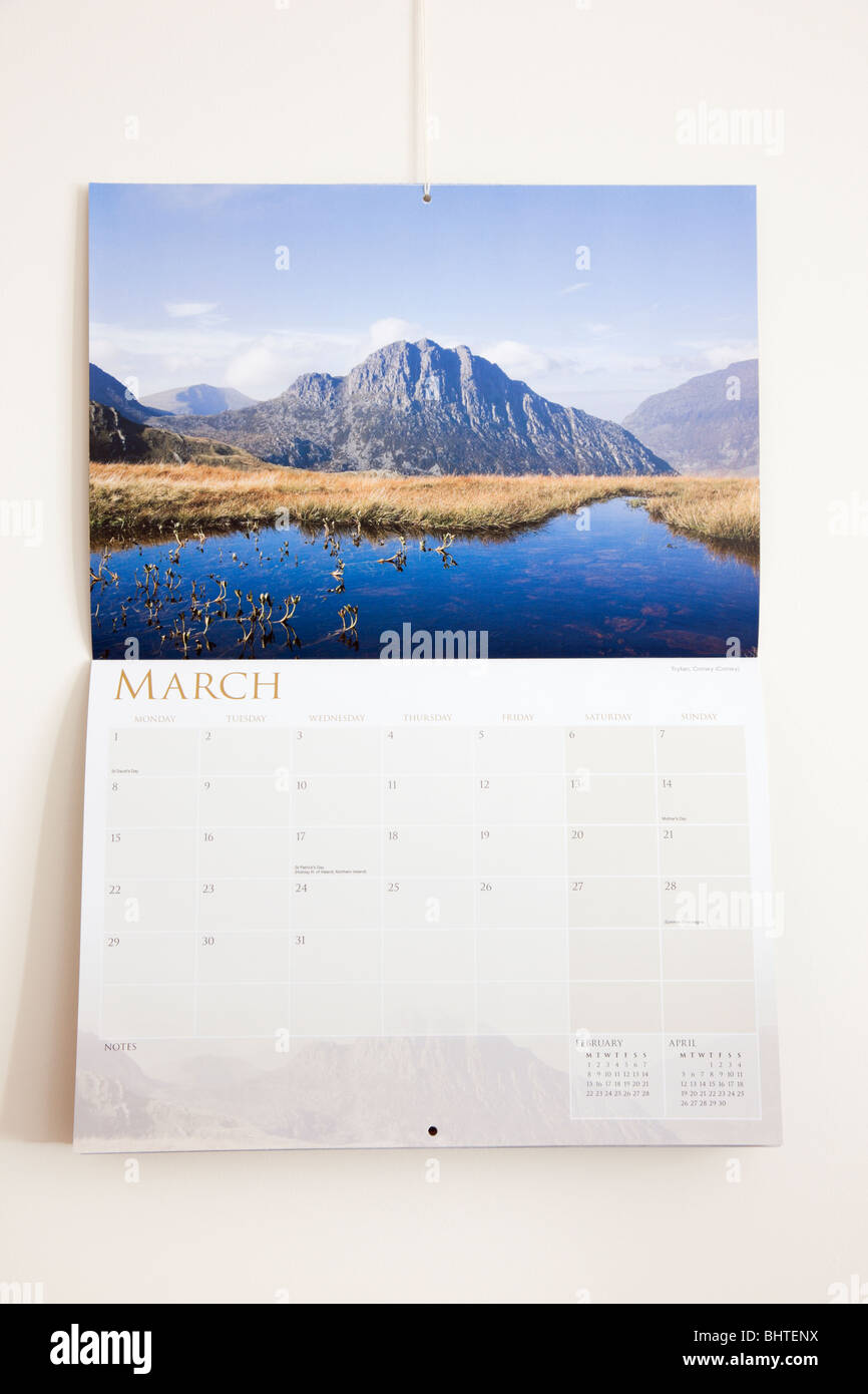 Bildhaft 2010 Snowdonia Kalenderseite anzeigen und Termine für den Monat März an eine Wand hängen. UK, Großbritannien. Stockfoto
