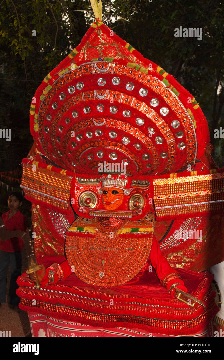 Theyyam, Naga Kanni in Trance die Schlange Gottheit geworden, Cannanore (Kannur), Kerala, Indien Stockfoto