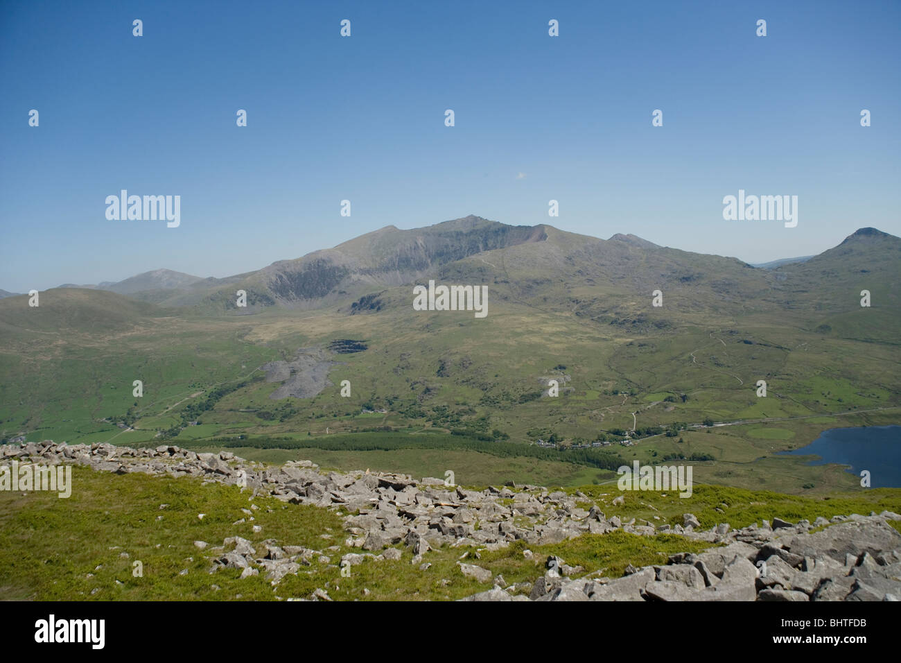 Das Dorf Rhyd Ddu und Mount Snowdon von Y Garn auf Nantlle Ridge in Snowdonia, Nordwales Stockfoto