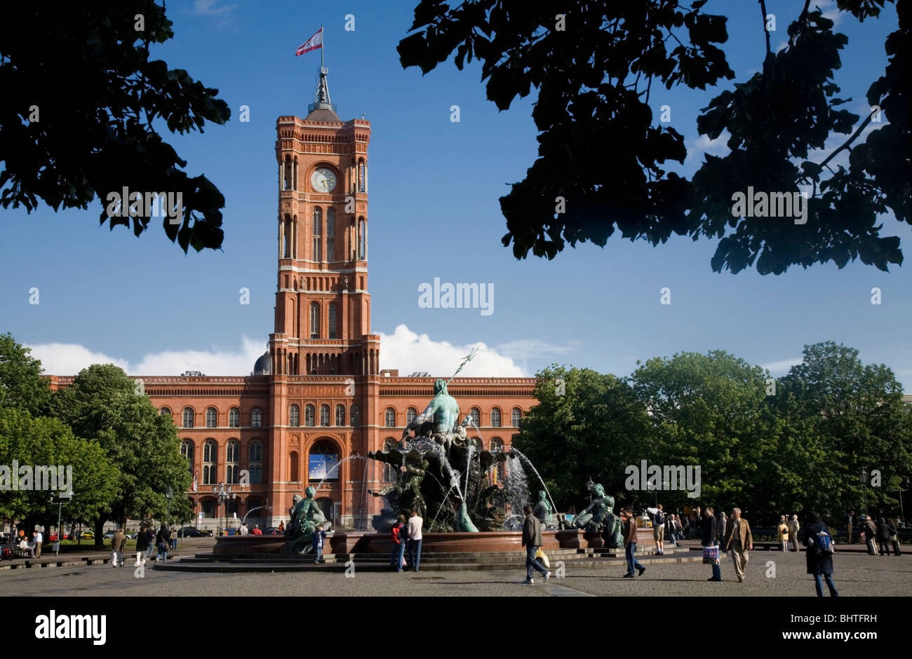 Rotes Rathaus (Rotes Rathaus) mit dem Neptunbrunnen (Neptunbrunnen) in Front. Berlin, Deutschland Stockfoto