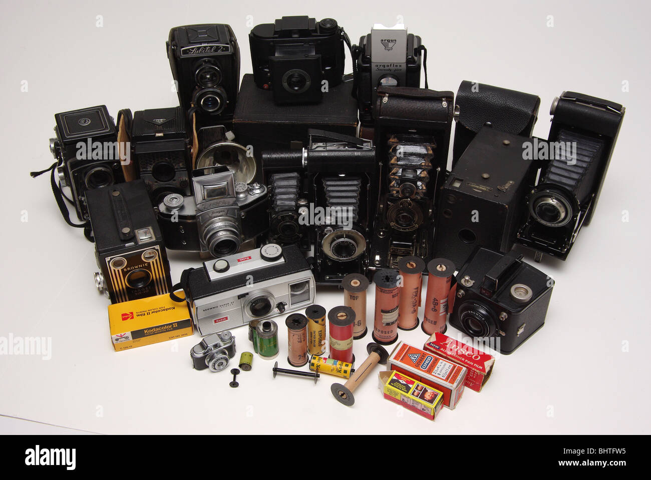 Vintage Film viele verschiedene Formate und Macht (Kodak, Agfa und andere) zusammen mit Kameras ist es in (Brownie, Agfa, Falten und Box-Typ) gefunden wurde. Stockfoto