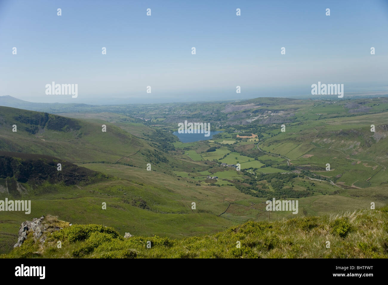 Blick nach unten Nantlle Tal von Nantlle Grat oberhalb Dorf Rhyd Ddu in Snowdonia, Nordwales Stockfoto