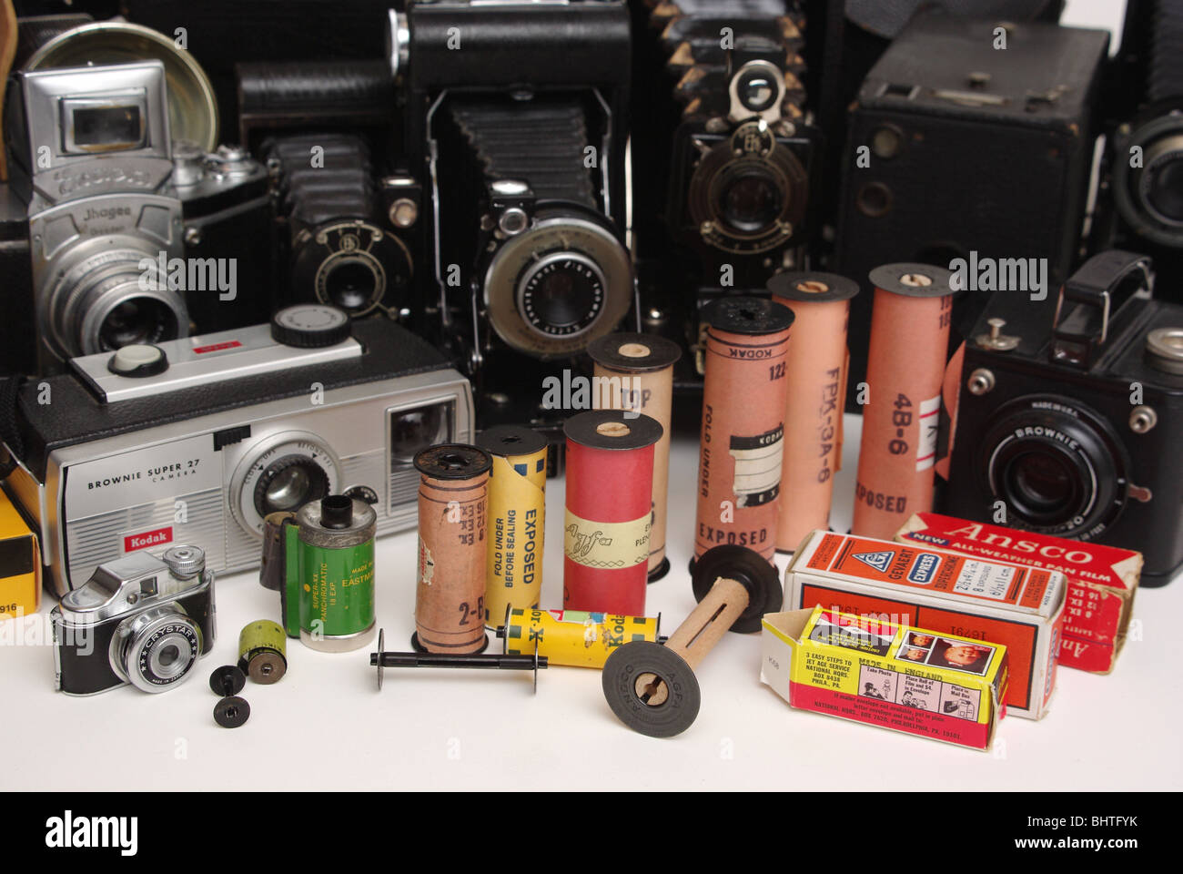 Vintage Film viele verschiedene Formate und Macht (Kodak, Agfa und andere) zusammen mit Kameras ist es in (Brownie, Agfa, Falten und Box-Typ) gefunden wurde. Stockfoto