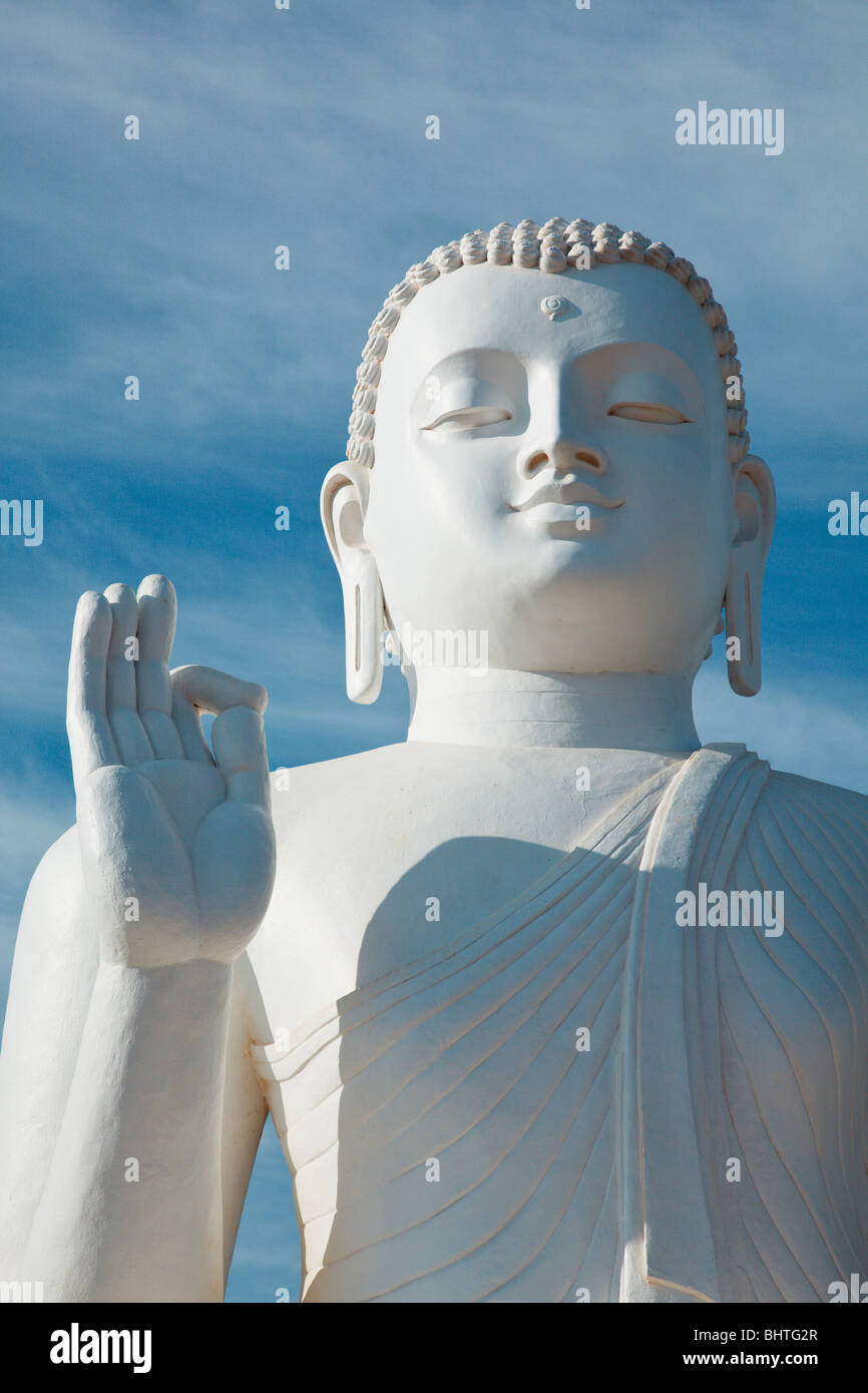 Weiße sitzenden Buddha Bild hautnah. Mihintale, Sri Lanka Stockfoto