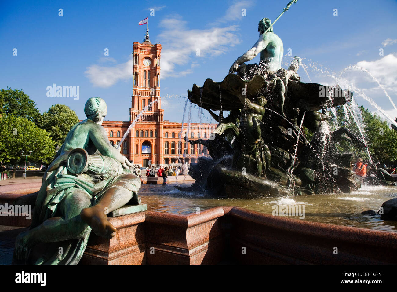 Rotes Rathaus (Rotes Rathaus) mit dem Neptunbrunnen (Neptunbrunnen) in Front. Berlin, Deutschland Stockfoto