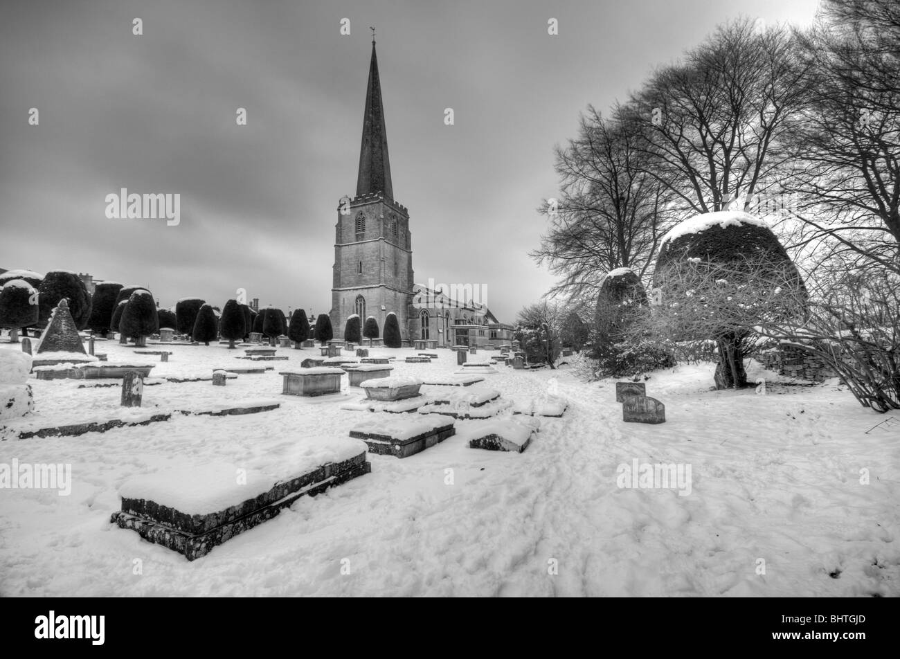 Schwarz / weiß Bild von Str. Marys Kirche im Winter, Painswick, Cotswolds, Gloucestershire, Großbritannien. Stockfoto