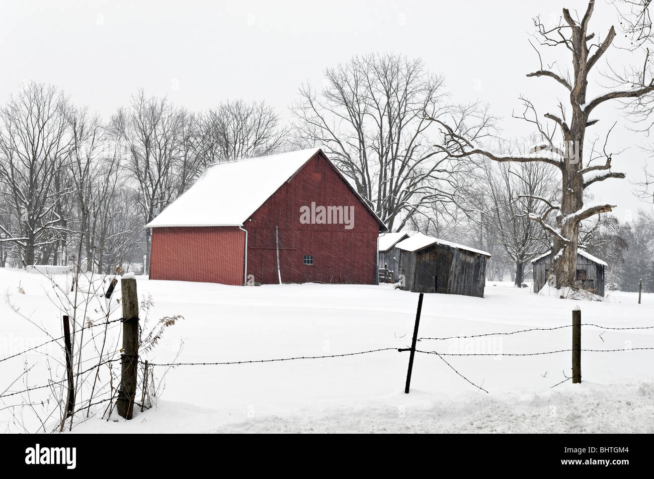 Rote Scheune und Zaun in den Schnee in Floyd County, Indiana Stockfoto