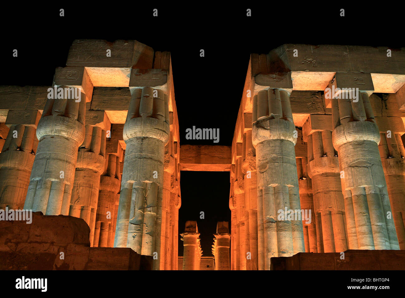 Säulenhalle und Sonne Court Of Amenhotep III bei Nacht in Luxor-Tempel in Luxor, Ägypten Stockfoto